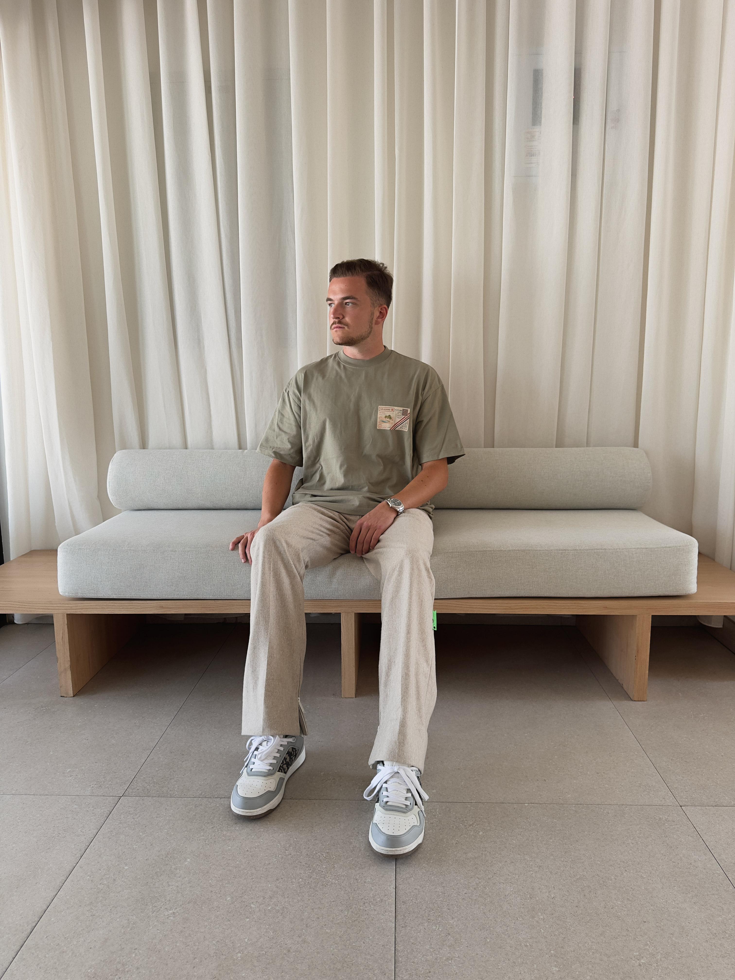 Arabic Postcard T-Shirt getragen